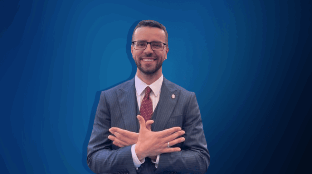 "Ponosan što je Albanac": Ko je Arlind Sadiku, kosovski novinar koji je srpskim navijačima pokazao albanskog orla? 1