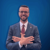 "Ponosan što je Albanac": Ko je Arlind Sadiku, kosovski novinar koji je srpskim navijačima pokazao albanskog orla? 1