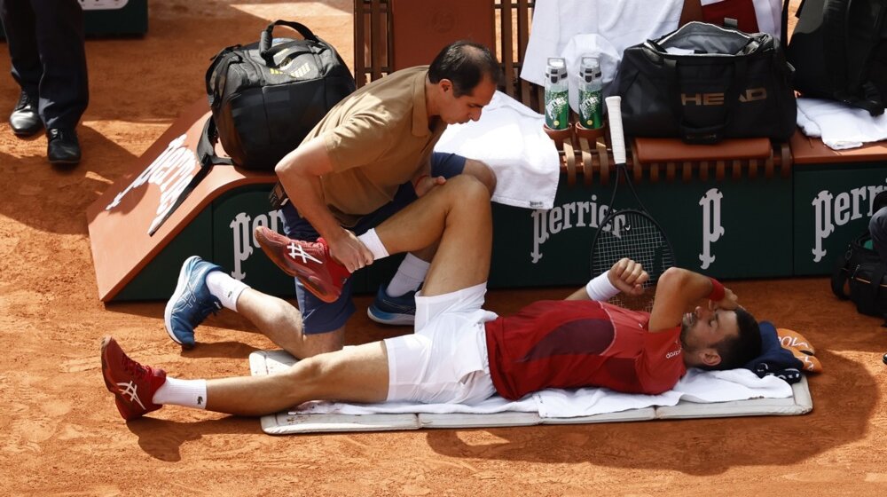 Novak Đoković povredio koleno, pa posle medicinskog tajm-auta izgubio drugi set 17