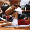 Novak Đoković povredio koleno, pa posle medicinskog tajm-auta izgubio drugi set 13