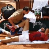 Novak Đoković povredio koleno, pa posle medicinskog tajm-auta izgubio drugi set 6