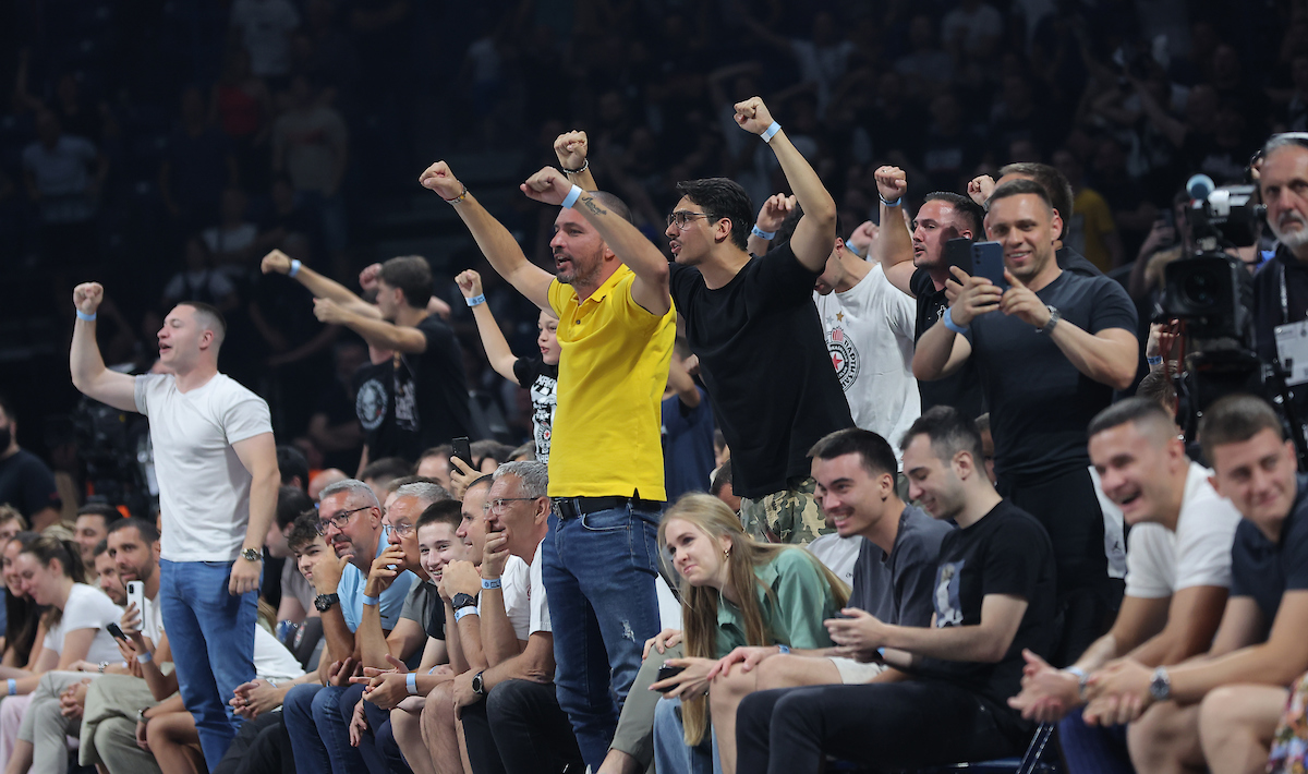 Sudija finalnog meča Superlige odlučio da će utakmica između Partizana i Zvezde biti nastavljena kad se isprazni "Arena" 2 Sudija finalnog meča Superlige odlučio da će utakmica između Partizana i Zvezde biti nastavljena kad se isprazni "Arena" 2