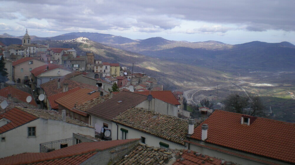 "I ovde je stiglo blagostanje, u vidu doznaka od emigranata": Reporter Danasa u Italiji 1