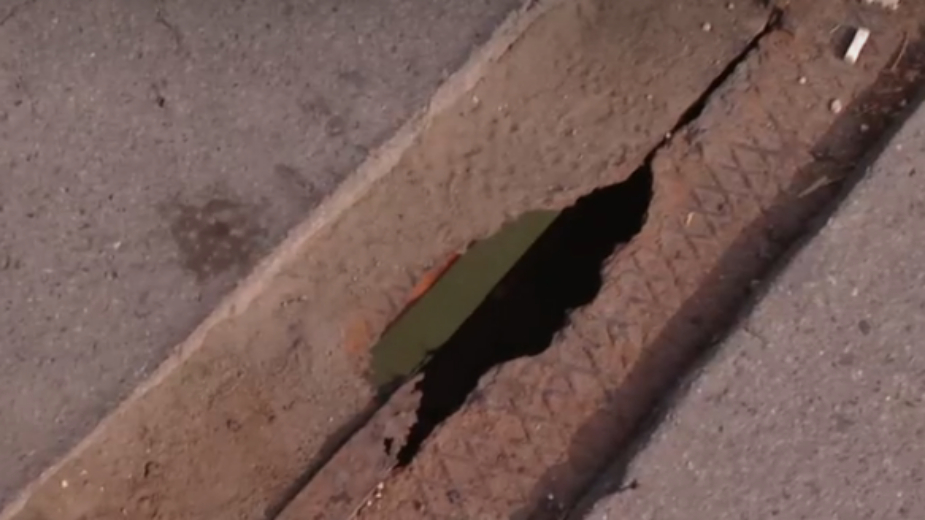 Rupe na pešačkoj stazi na Brankovom mostu (VIDEO) 1