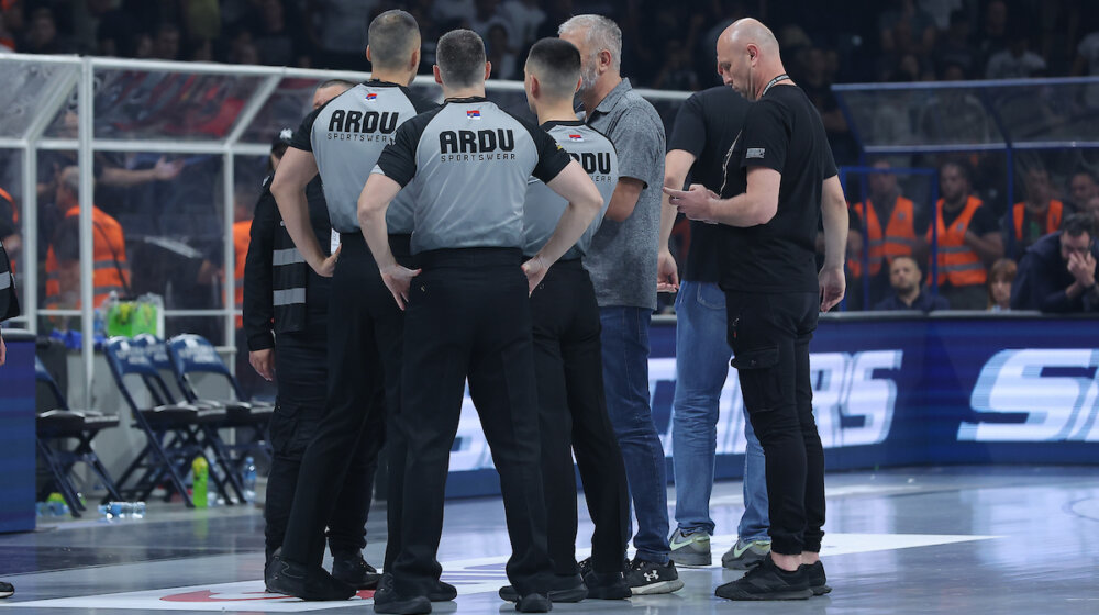 Sudija finalnog meča Superlige odlučio da će utakmica između Partizana i Zvezde biti nastavljena kad se isprazni "Arena" 1