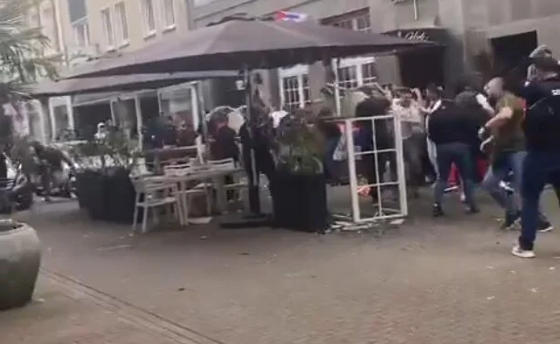 VIDEO Navijači Srbije napadnuti uoči utakmice Srbije i Engleske 1