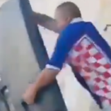 Navijaču Hrvatske teško pao poraz od Španije, ceh je platio plazma TV (VIDEO) 13