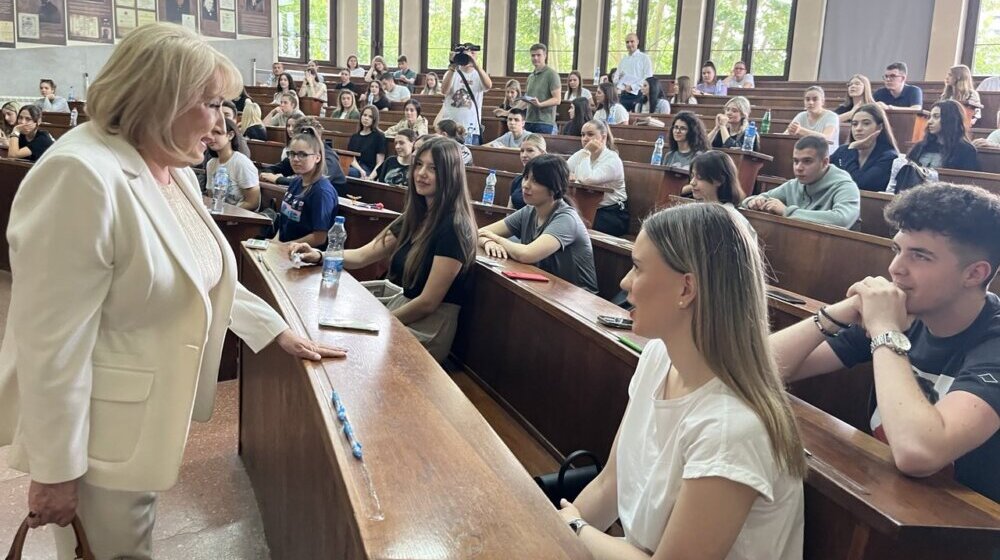 Đukić Dejanović poželela uspeh kandidatima koji polažu prijemni na Pravnom fakultetu 1