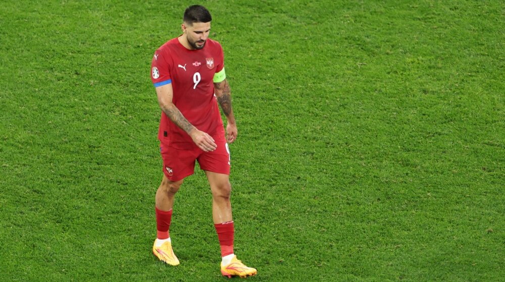 Mitrović priznao da je bio ljut kad ga je Piksi zamenio na meču protiv Engleske, ali tvrdi da je brzo „ohladio glavu“ 1