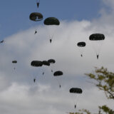 Više od 350 padobranaca skakalo u Normandiji, uoči obeležavanja 80 godina od Dana D 5