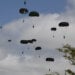 Više od 350 padobranaca skakalo u Normandiji, uoči obeležavanja 80 godina od Dana D 18