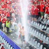 Nebo se otvorilo u Dortmundu: Danski navijači iskoristili prirodni vodopad sa krova stadiona za kupanje (VIDEO) 13