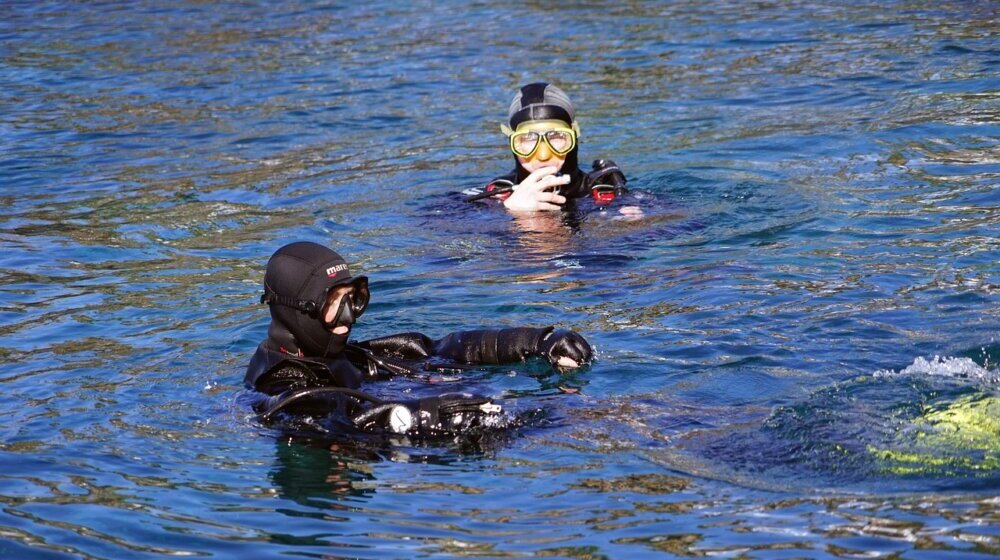 Tela su 50 metara pod vodom: Nastavljena potraga za bogatim putnicima luksuzne jedrilice potonule kod Sicilije 1