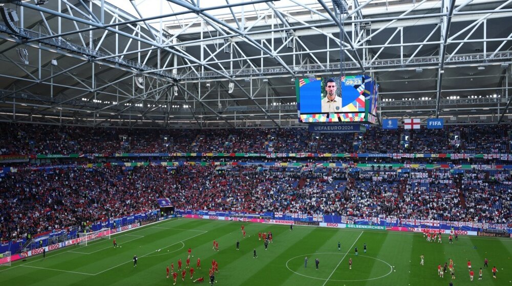 Poseban gost na meču Srbije i Engleske: Đoković se obratio srpskim navijačima preko video-bima (VIDEO) 1