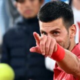 Đoković među pariskim penzionerima na petanku u Bulonjskoj šumi (VIDEO) 13