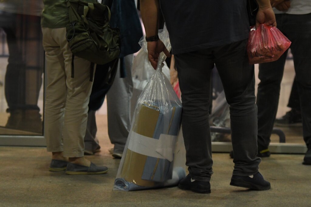 (VIDEO)Opozicija u Novom Sadu tvrdi da je SNS ispod 50 odsto, građani se razišli ispred Sajma 2 (VIDEO)Opozicija u Novom Sadu tvrdi da je SNS ispod 50 odsto, građani se razišli ispred Sajma 2