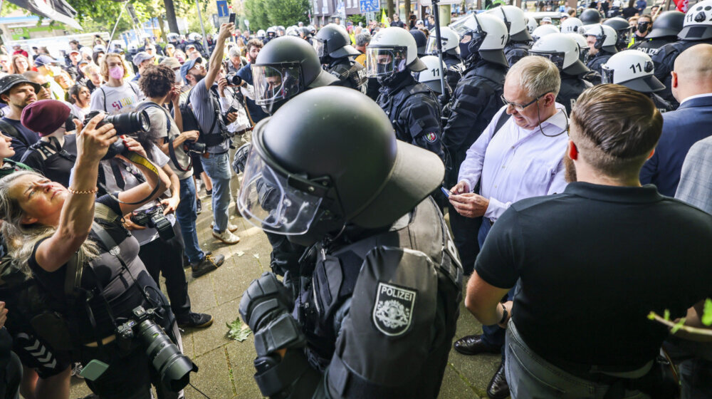 Nemačka: Sukobi demonstranata i policije tokom konvencije ekstremnodesničarske AfD 1