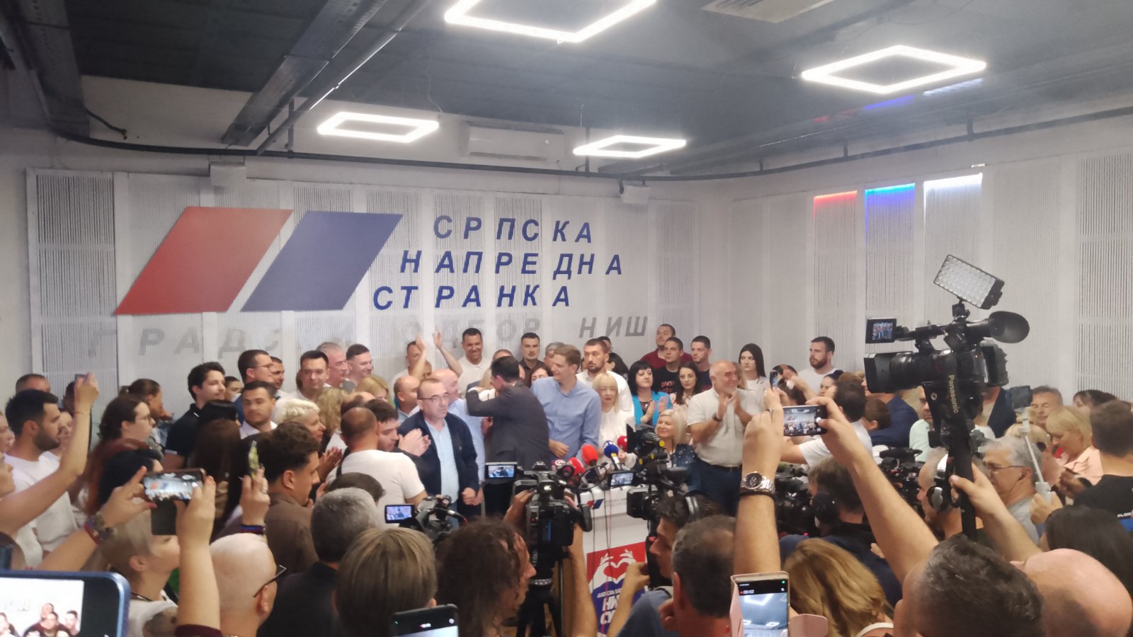 SNS Niš "Pobeda!": Niški naprednjaci uz šampanjac i trubače zvanično proglasili da će voditi Niš 2