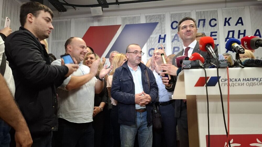 "Pobeda!": Niški naprednjaci uz šampanjac i trubače zvanično proglasili da će voditi Niš 1