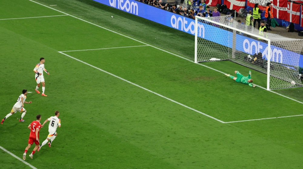 Utakmica koja će se pamtiti i po vodopadu na stadionu: Posle plesa više sile nije bilo kiše golova, ali je Nemačka načela i dotukla Dansku 2 Utakmica koja će se pamtiti i po vodopadu na stadionu: Posle plesa više sile nije bilo kiše golova, ali je Nemačka načela i dotukla Dansku 2