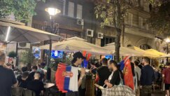 (VIDEO, FOTO) Aplauz za fudbalere Srbije i psovke za sudije: Kako su navijači u beogradskim kafićima ispratili utakmicu sa Engleskom? 5