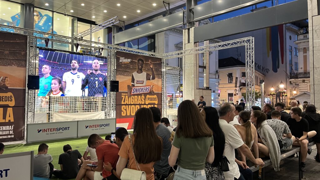 Kratkotrajne radosti i pognute glave: Kako su navijači u Beogradu ispratili meč između Srbije i Danske? (FOTO) 4 Kratkotrajne radosti i pognute glave: Kako su navijači u Beogradu ispratili meč između Srbije i Danske? (FOTO) 4