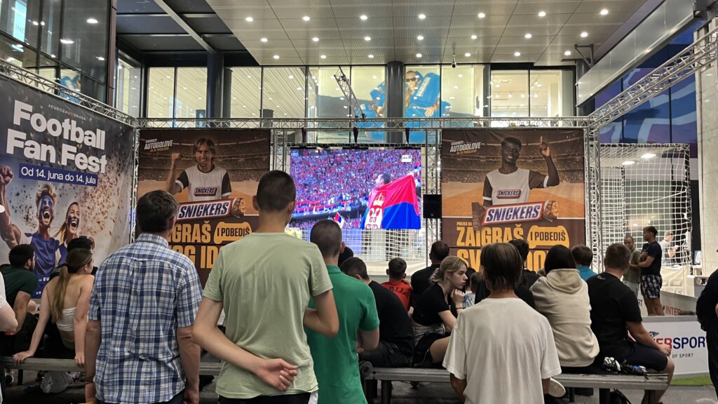 Kratkotrajne radosti i pognute glave: Kako su navijači u Beogradu ispratili meč između Srbije i Danske? (FOTO) 3 Kratkotrajne radosti i pognute glave: Kako su navijači u Beogradu ispratili meč između Srbije i Danske? (FOTO) 3