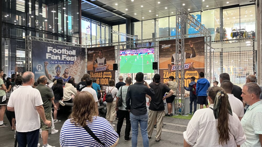 Kratkotrajne radosti i pognute glave: Kako su navijači u Beogradu ispratili meč između Srbije i Danske? (FOTO) 1