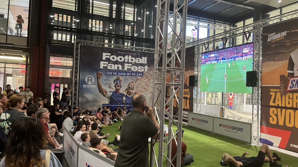 Kratkotrajne radosti i pognute glave: Kako su navijači u Beogradu ispratili meč između Srbije i Danske? (FOTO) 2 Kratkotrajne radosti i pognute glave: Kako su navijači u Beogradu ispratili meč između Srbije i Danske? (FOTO) 2