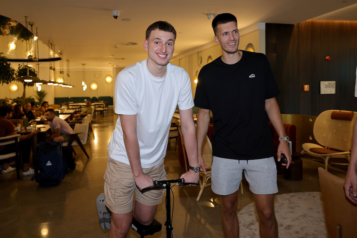 Okupila se muška košarkaška reprezentacija za olimpijske izazove: Nikola Jokić glavna zvezda (FOTO, VIDEO) 5 Okupila se muška košarkaška reprezentacija za olimpijske izazove: Nikola Jokić glavna zvezda (FOTO, VIDEO) 5