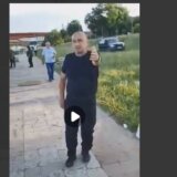 "Ozbiljno vam kažem, eksploziv je u pitanju": Verbalna rasprava šetača sa ljudima koji pripremaju vatromet preko puta Beograda na vodi (VIDEO) 7
