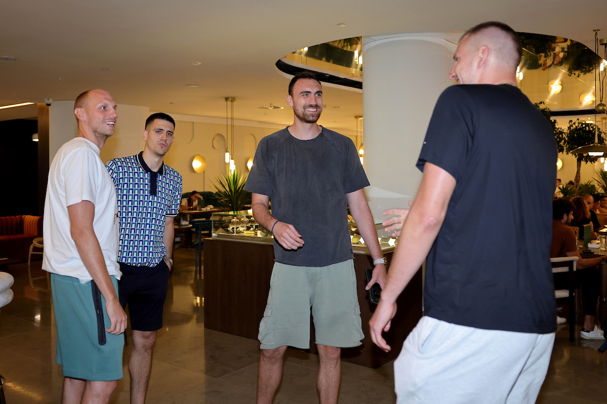 Okupila se muška košarkaška reprezentacija za olimpijske izazove: Nikola Jokić glavna zvezda (FOTO, VIDEO) 3 Okupila se muška košarkaška reprezentacija za olimpijske izazove: Nikola Jokić glavna zvezda (FOTO, VIDEO) 3