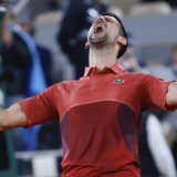 Federer dostignut u 3.07: Đoković se šampionski u pola noći probio u osminu finala Rolan Garosa iz ljutog boja s Muzetijem na pet setova 12