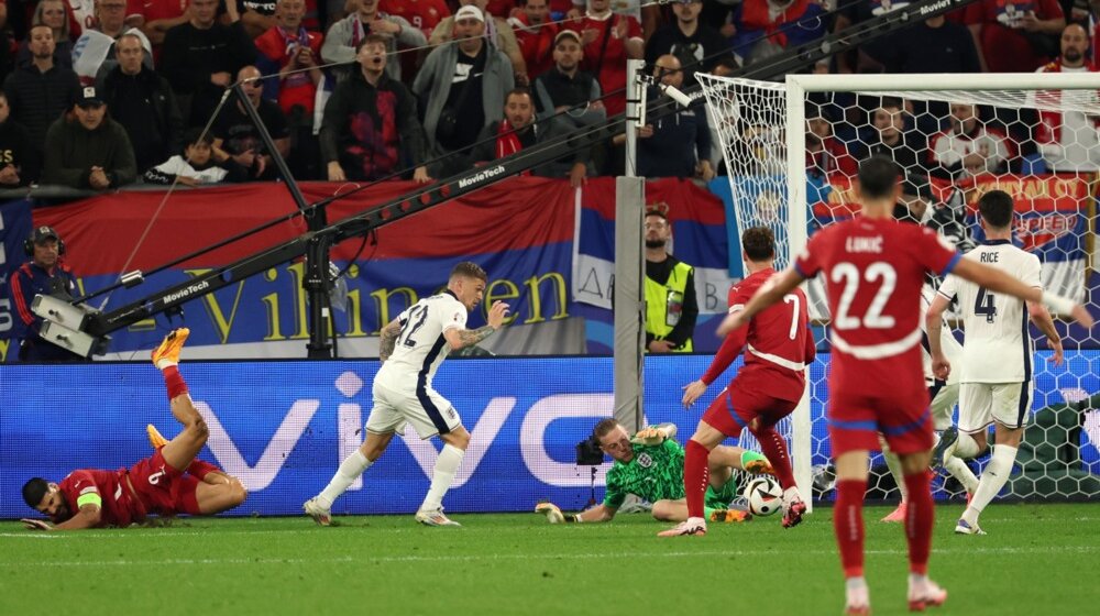 Sporni trenutak: Da li je bio prekršaj nad Mitrovićem za penal? (FOTO) 1