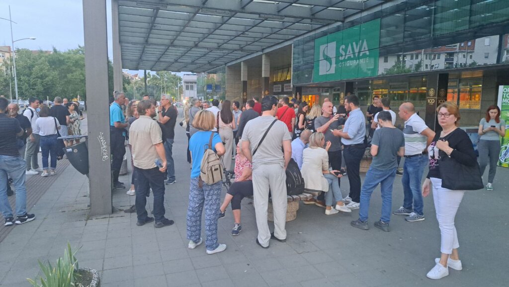 Napeto u Novom Sadu: Žandarmerija se grupisala, građani se okupljaju 2 Napeto u Novom Sadu: Žandarmerija se grupisala, građani se okupljaju 2