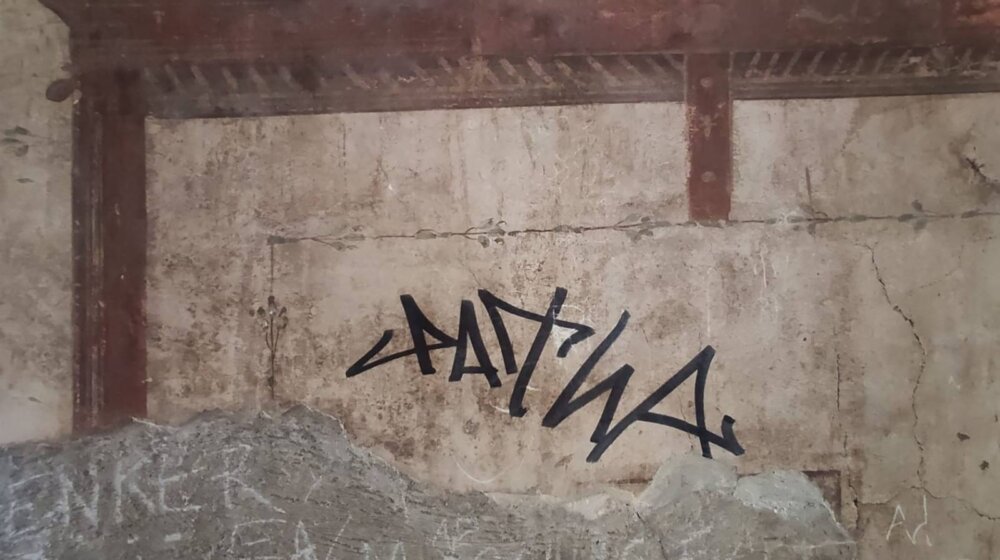 Turista oštetio zid sa freskama u Herkulanumu 1