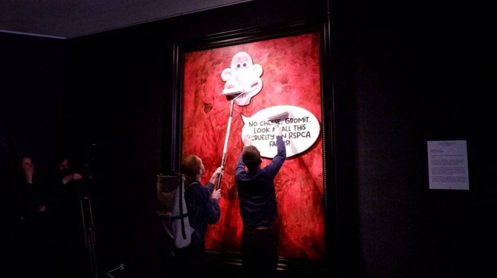 Portret kralja Čarlsa III na meti vandala: Aktivisti za prava životinja preuzeli odgovornost (VIDEO) 1