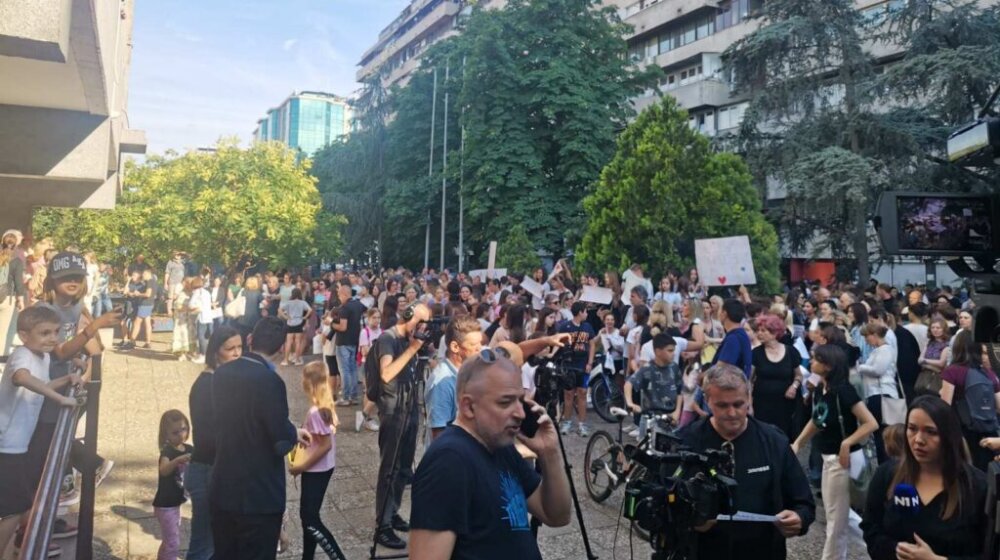 Roditelji i učenici protestovali zbog napada na nastavnicu: Hoćemo da škola bude ono što je bila 1