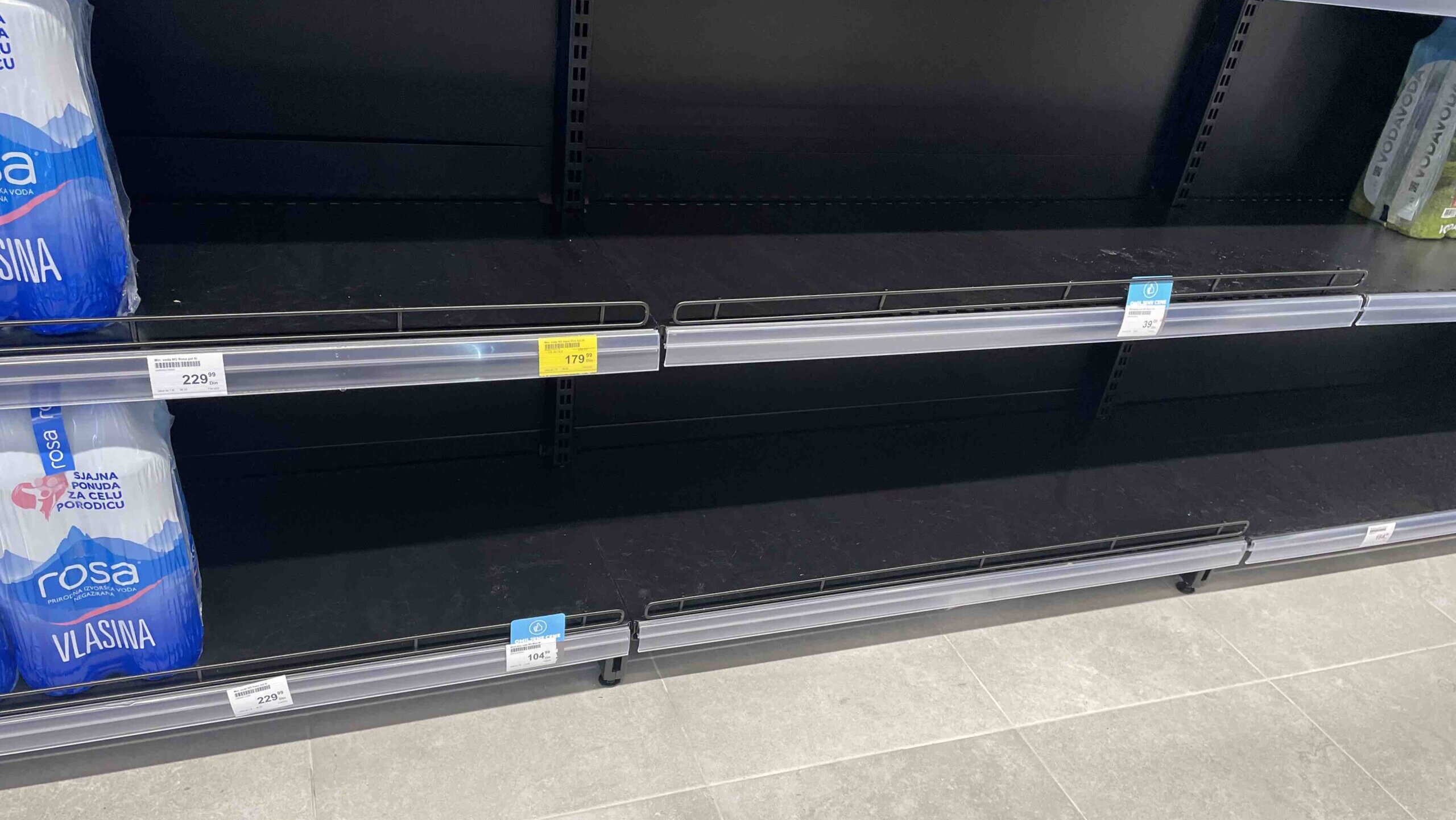 Zemun bez vode na 30 stepeni: Građani satima čekali auto-cisterne sa pijaćom vodom, u prodavnicama voda "planula" (FOTO) 2