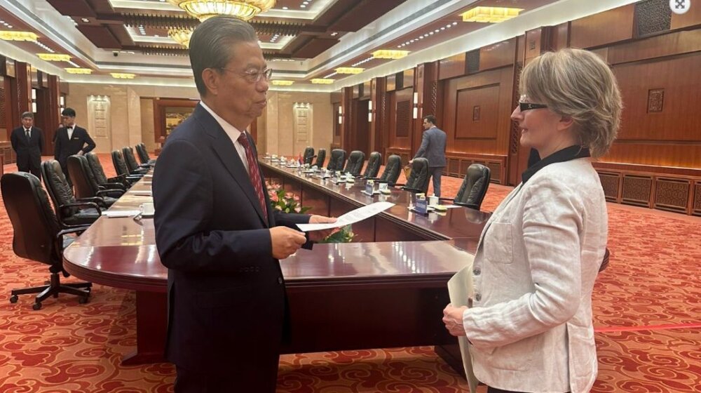 Raguš uručila predsedniku kineskog kongresa Džaou Leđiju pozivno pismo Ane Brnabić 1