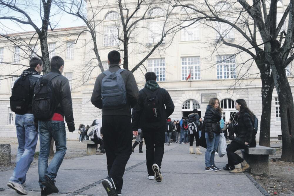 Profesori na meti đaka, roditelja i uprave: Kako se u regionu bore sa napadima na zaposlene u prosveti i obrazovanju? 6 Profesori na meti đaka, roditelja i uprave: Kako se u regionu bore sa napadima na zaposlene u prosveti i obrazovanju? 5
