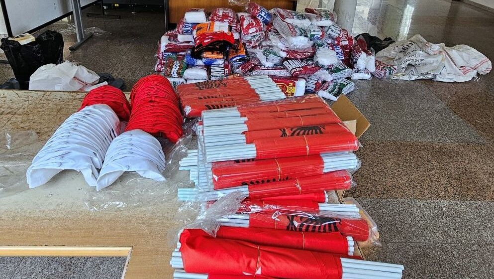 Uprava carina: Na granici sa Bugarskom sprečeno krijumčarenje više od 3.000 navijačkih rekvizita (FOTO) 1