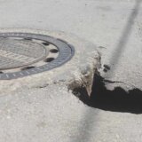"Da nisu našli diplomu nekoga iz vlasti? Garantovano ih ovi stručnjaci iz Gradske uprave tu kriju”: Zaječarci o krateru na ulici u centru grada (FOTO) 11