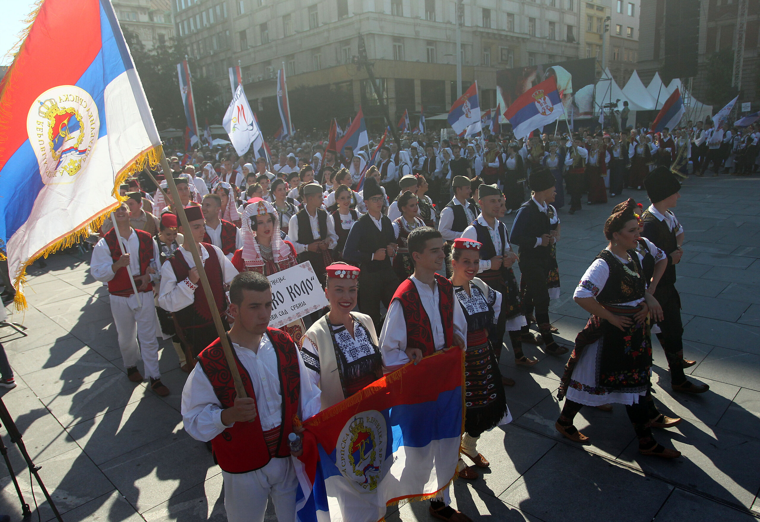 (FOTO) Kako je izgledala manifestacija "Jedan narod, jedan sabor - Srbija i Srpska" na Trgu republike u fotografijama? 21 (FOTO) Kako je izgledala manifestacija "Jedan narod, jedan sabor - Srbija i Srpska" na Trgu republike u fotografijama? 21