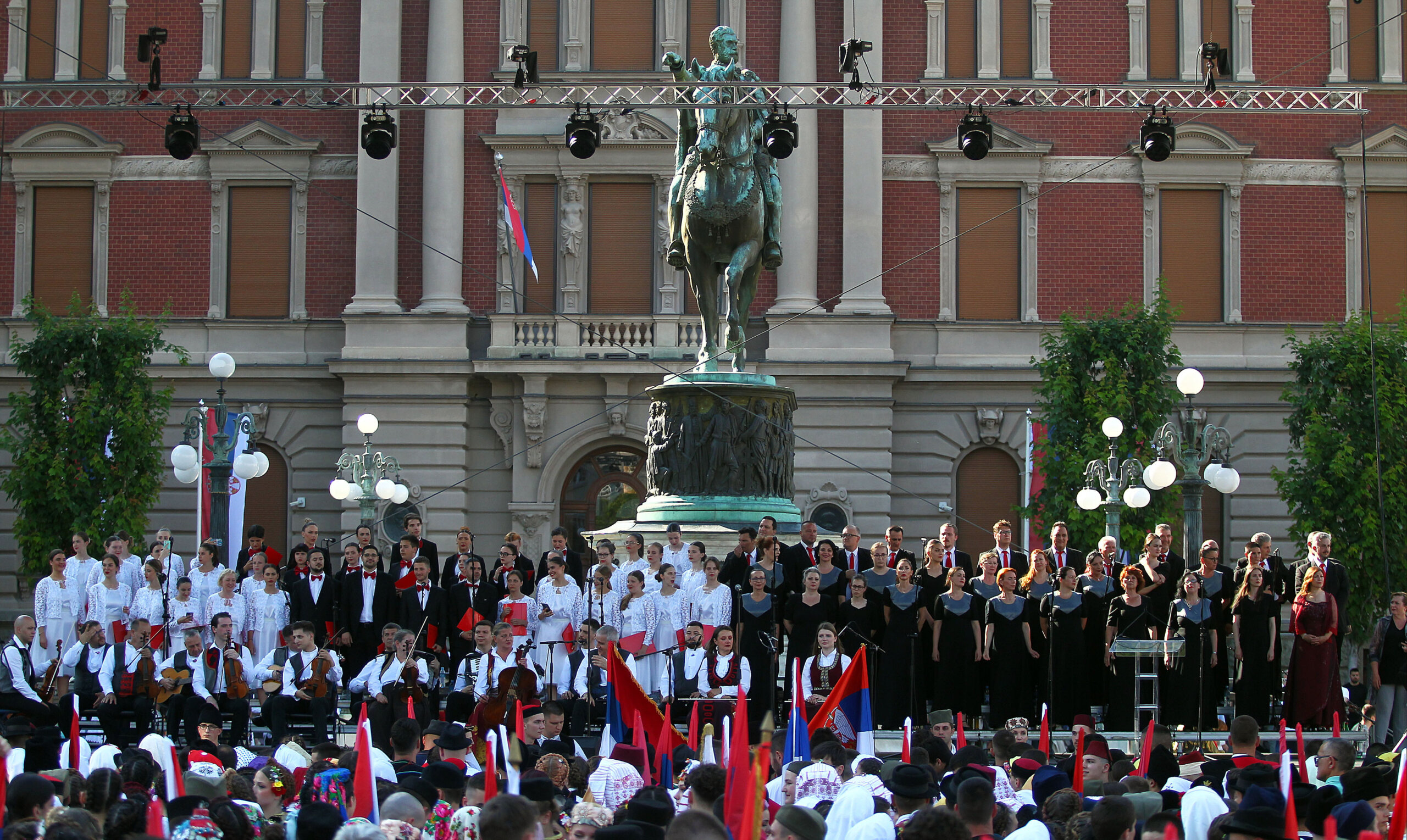 (FOTO) Kako je izgledala manifestacija "Jedan narod, jedan sabor - Srbija i Srpska" na Trgu republike u fotografijama? 19 (FOTO) Kako je izgledala manifestacija "Jedan narod, jedan sabor - Srbija i Srpska" na Trgu republike u fotografijama? 19