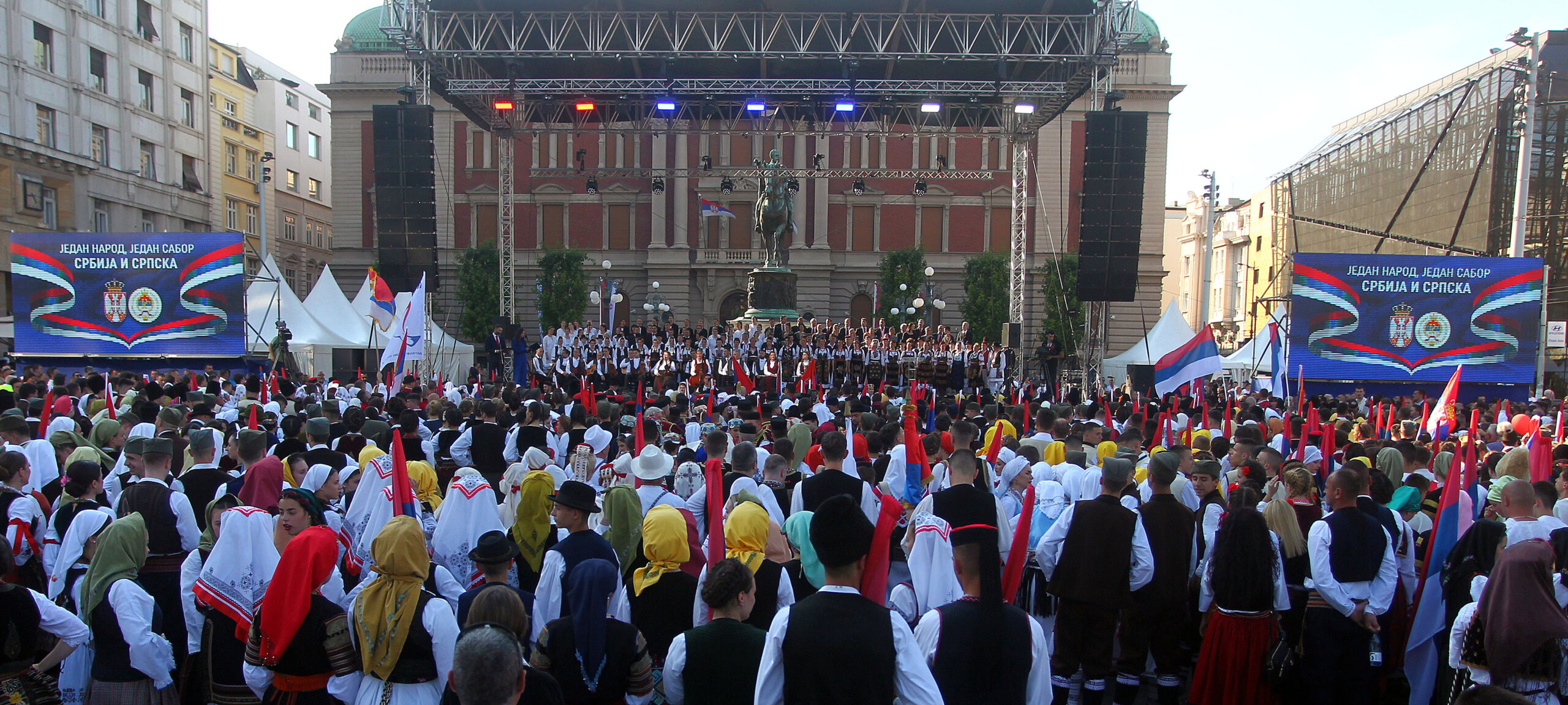 (FOTO) Kako je izgledala manifestacija "Jedan narod, jedan sabor - Srbija i Srpska" na Trgu republike u fotografijama? 10 (FOTO) Kako je izgledala manifestacija "Jedan narod, jedan sabor - Srbija i Srpska" na Trgu republike u fotografijama? 10