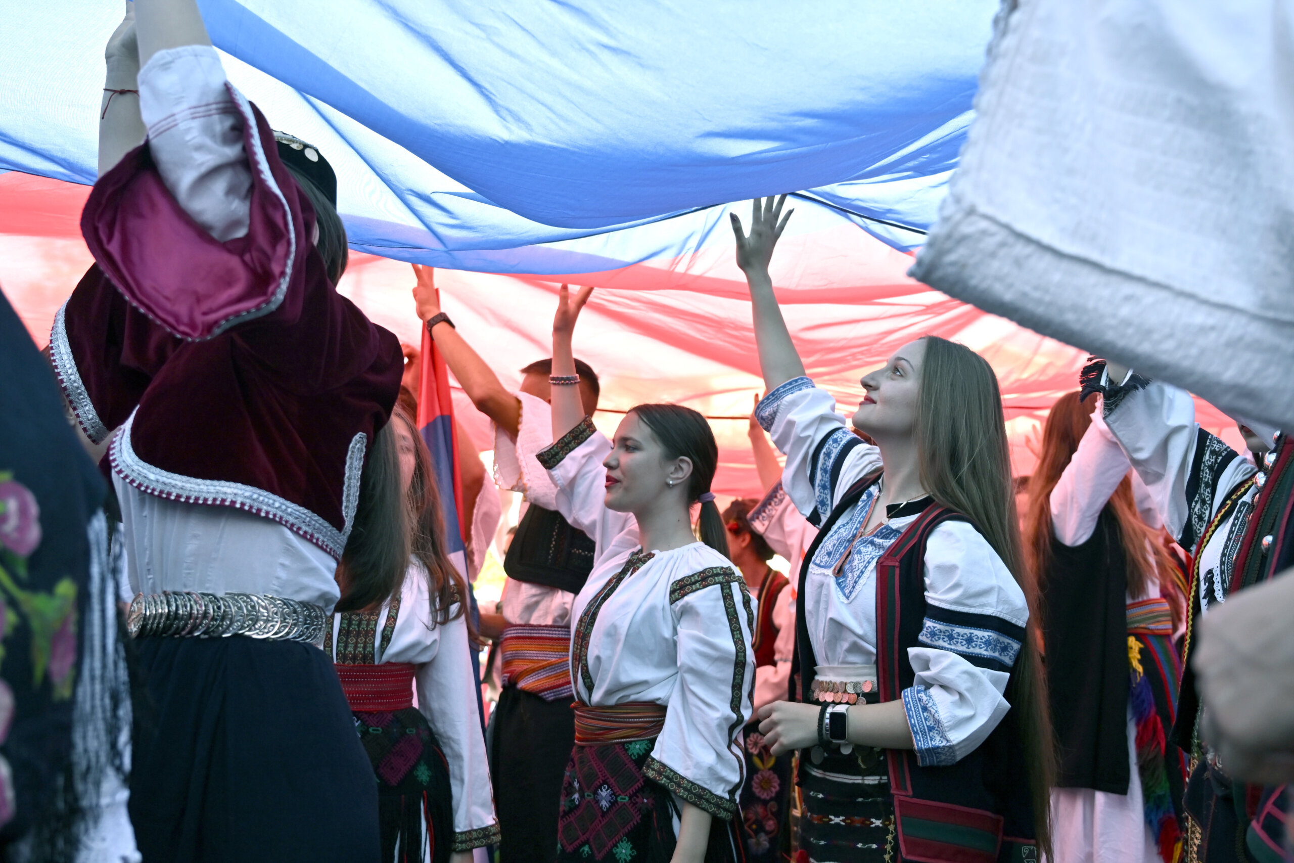 (FOTO) Kako je izgledala manifestacija "Jedan narod, jedan sabor - Srbija i Srpska" na Trgu republike u fotografijama? 5 (FOTO) Kako je izgledala manifestacija "Jedan narod, jedan sabor - Srbija i Srpska" na Trgu republike u fotografijama? 5