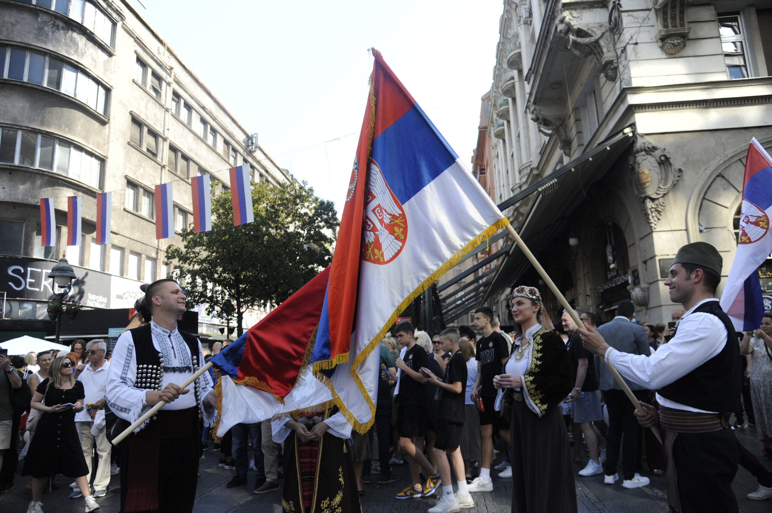 (FOTO) Kako je izgledala manifestacija "Jedan narod, jedan sabor - Srbija i Srpska" na Trgu republike u fotografijama? 18 (FOTO) Kako je izgledala manifestacija "Jedan narod, jedan sabor - Srbija i Srpska" na Trgu republike u fotografijama? 18