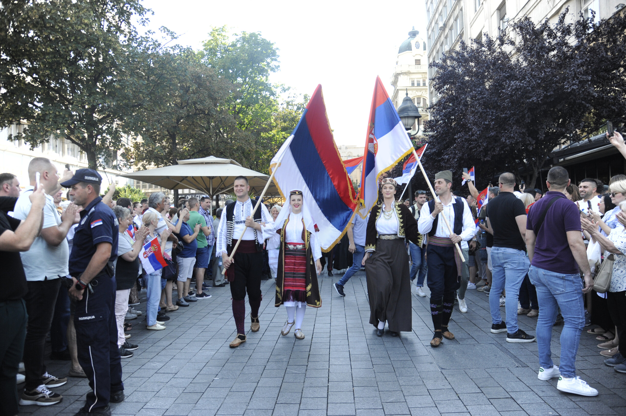 (FOTO) Kako je izgledala manifestacija "Jedan narod, jedan sabor - Srbija i Srpska" na Trgu republike u fotografijama? 16 (FOTO) Kako je izgledala manifestacija "Jedan narod, jedan sabor - Srbija i Srpska" na Trgu republike u fotografijama? 16