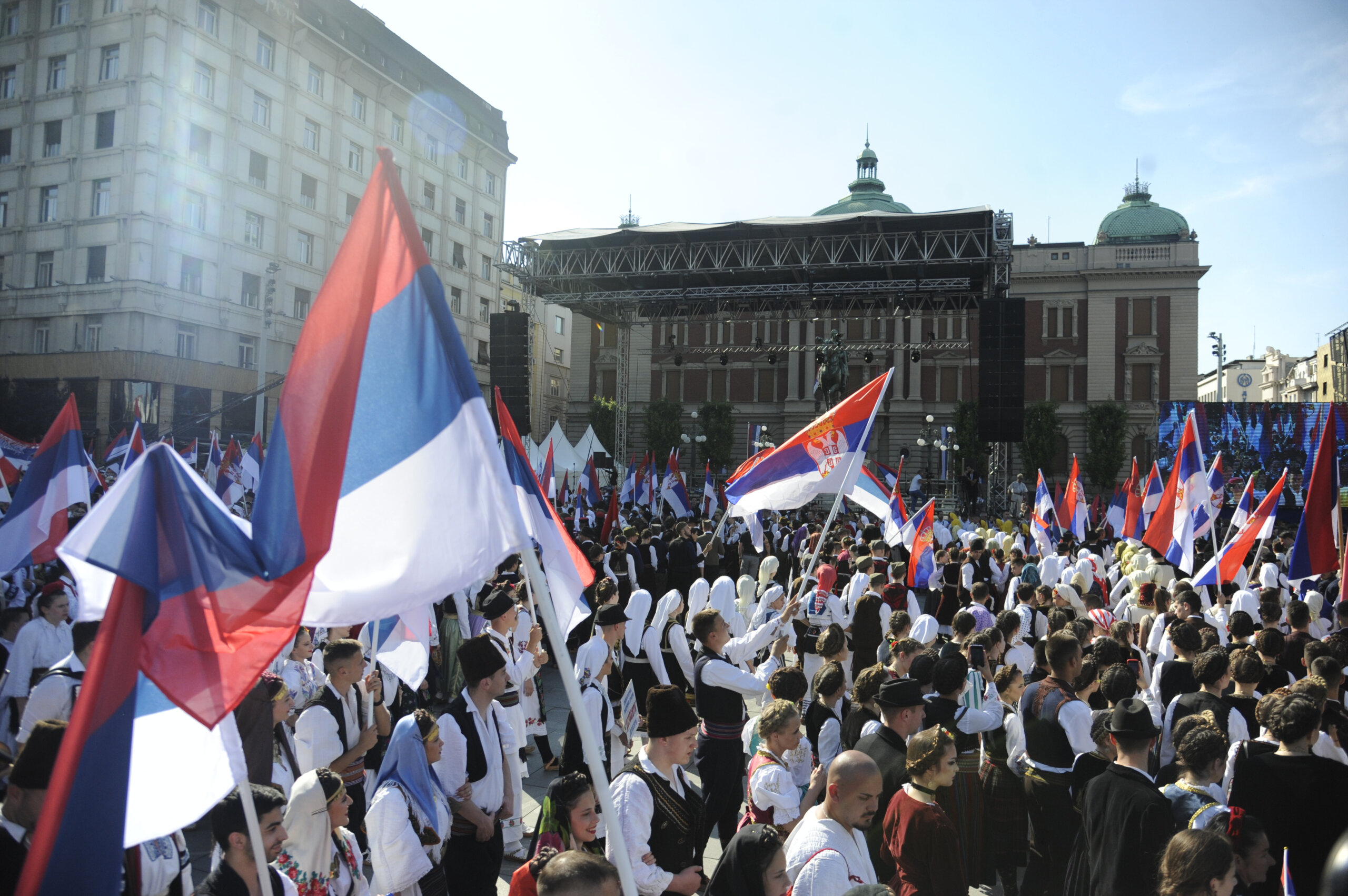 (FOTO) Kako je izgledala manifestacija "Jedan narod, jedan sabor - Srbija i Srpska" na Trgu republike u fotografijama? 11 (FOTO) Kako je izgledala manifestacija "Jedan narod, jedan sabor - Srbija i Srpska" na Trgu republike u fotografijama? 11